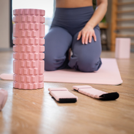 Roller fitness do masażu ciała, średnio twardy, wałek z wypustkami, różowy