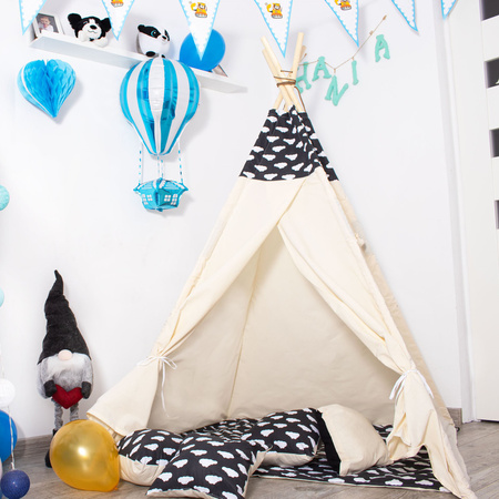 Namiot Tipi czarny w chmury