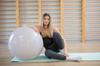 Piłka fitness 65 cm do ćwiczeń pilates i jogi z pompką, gimnastyczna, beżowa